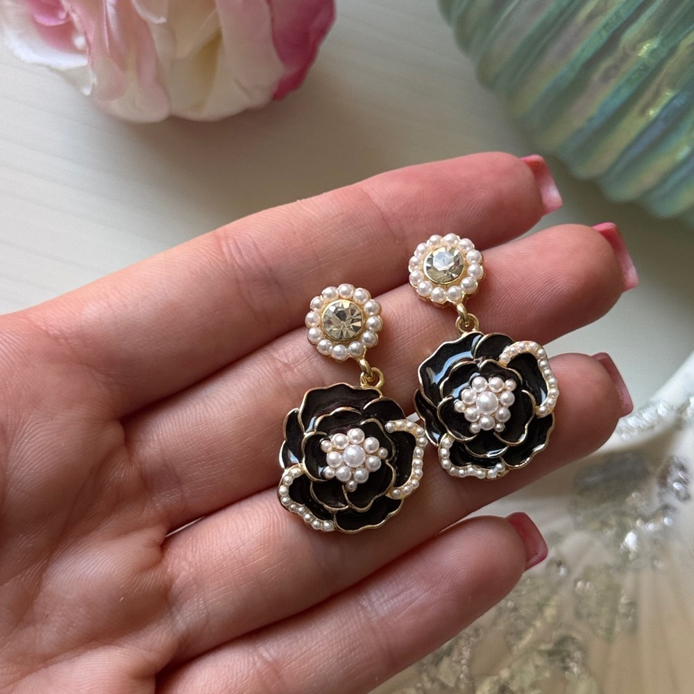 ๐5/$20 New floral earrings, silver needle - Picture 1 of 4